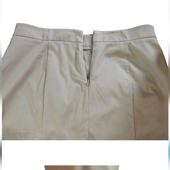 New York & Company Ruffle front skirt. Size 4 - Picture 3 of 6